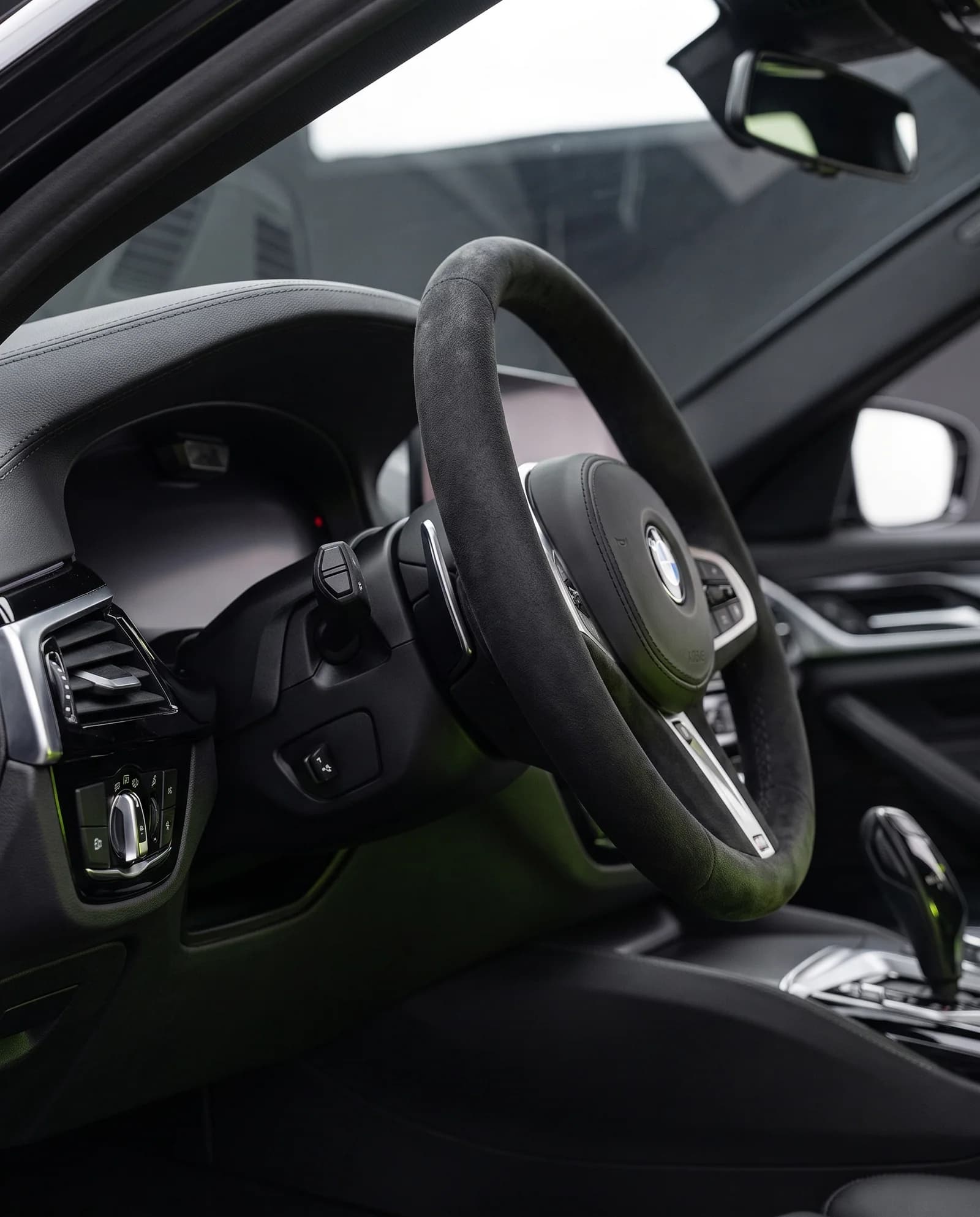 Crna Alcantara folija ugrađena na BMW volan